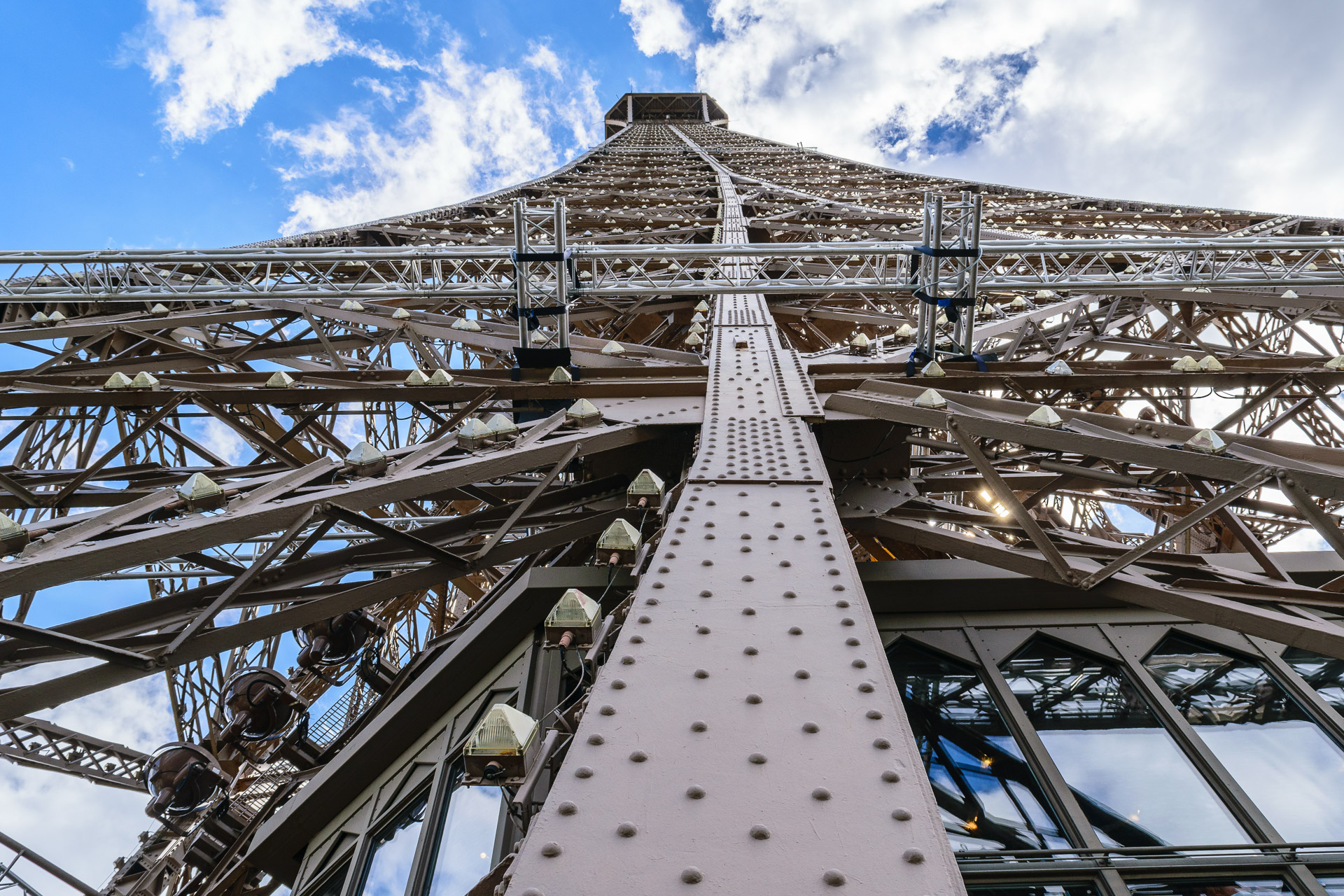 Eiffelturm Blick von der zweiten Etage nach oben
