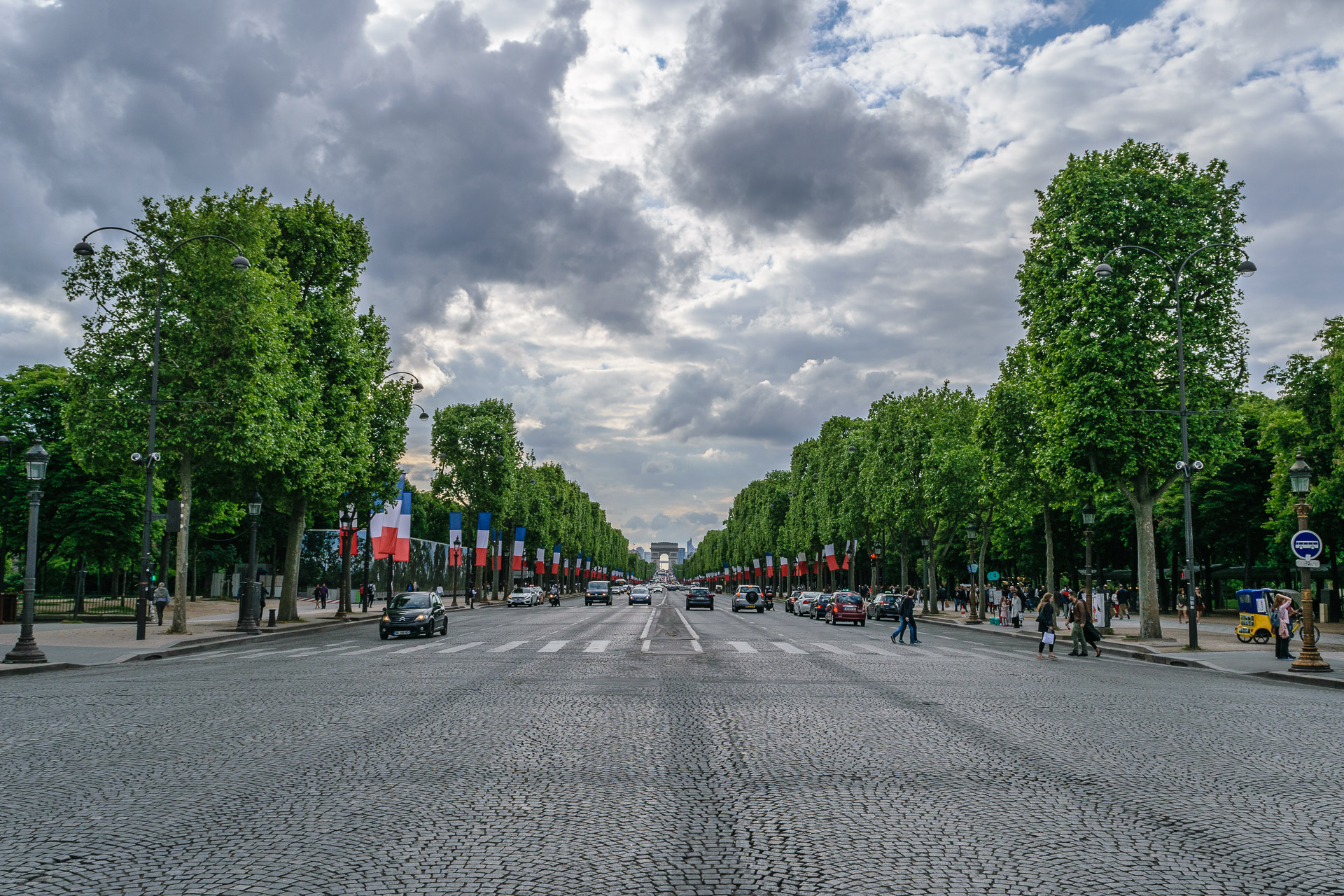 Champs Elysees Blick in Richtung Arc de Triomphe